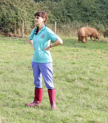 Marjorie the Pig Farmer
Our first opportunity to wear our new waterproof boots.  A sunny mid-October day at Lucies Farm.
Palabras clave: Marjorie waterproof boots Lucies Farm autumn pigs