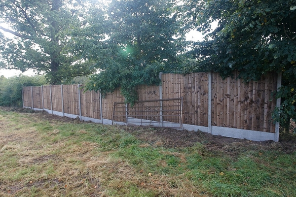 New Fence at Maggott's Croft
This is the new fence:  photographed on 22 August 2009, when it was completed.  The fence blocks the gap in the back hedge on our northern boundary and prevents people from standing on this back field and "watching" us.
Ключови думи: fence Maggott's Croft