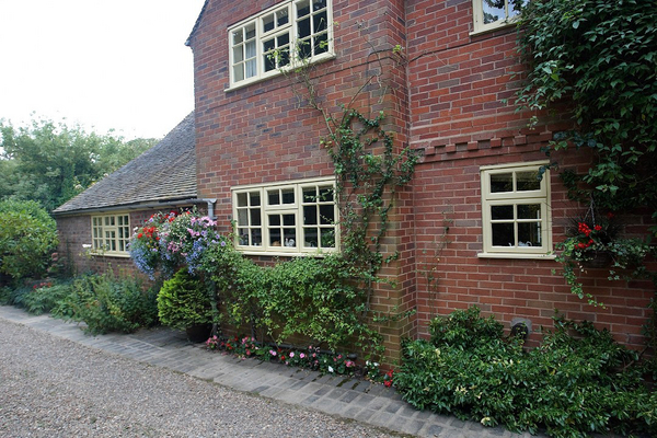 The Cider Mill - 21 Colletts Green Road
A photograph of the eastern wall of The Cider Mill.  This photograph was taken to show the proximity of our property to the house itself:  we own the gravel driveway, so there is very little land (essentially only a narrow path) in front of The Cider Mill.
Mots-clés: Cider Mill Colletts Green Road Whitecroft track boundary line