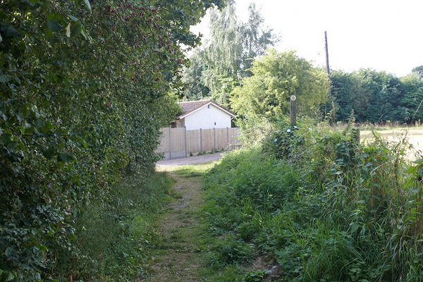 Whitecroft Track, Looking South
Looking south down the track (and public footpath) on the western boundary of Maggot's Croft.  The white building is the dog resort.
Schlüsselwörter: Whitecroft track Maggot's Croft track public footpath Colletts Green Worcester