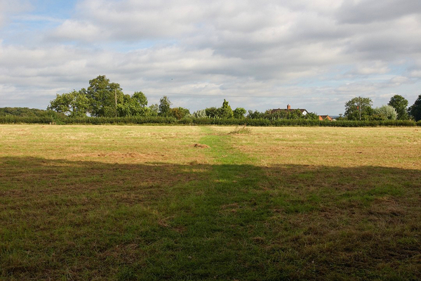 View From The Kissing Gate - North
Looking north up the public footpath from the kissing gate, across Geoffrey Grizzell's land to the stile beyond.  As the grass has recently been harvested, the green footpath is quite clear.
Anahtar kelimeler: public footpath 578 Powick Colletts Green Worcester Geoffrey Grizzell