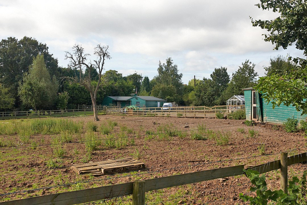 The Gap In The Fence
This is the view of the west of Maggot's Croft, including our stable in the sitance and chicken coop in the foreground, visible through the gap in our hedge.  We have now closed the gap with a wooden fence.
Mots-clés: Maggot's Croft Colletts Green Powick Worcester stable chicken coop hedge