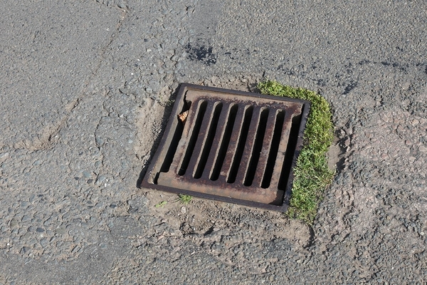 Colletts Green Road - More Damages
The road surface around this drain is damaged --- and weeds are now growing.  That, of course, will only make things worse over time.
Trefwoorden: Colletts Green Road repairs patches damaged Powick