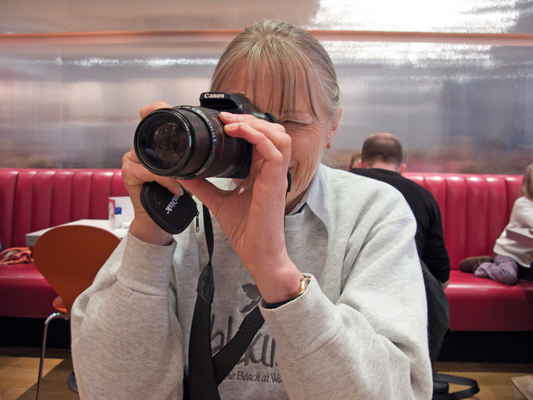 I can be snappy too
Having lunch at Carluccios in Chiswick after dropping off Zooey and Franny
Keywords: Carluccios Cathy Chiswick craig Marjorie Restaurant