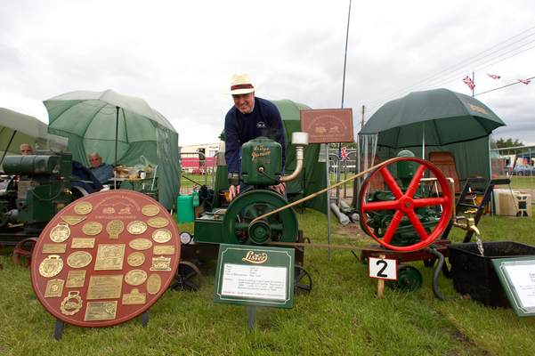 And, this is how we did it in the old days
Palabras clave: Agricultural Agriculture Animal Animals Award Awards Engine Judge Judging Malvern Show Steam Steam engines Three Counties Three Counties Show Worcestershire