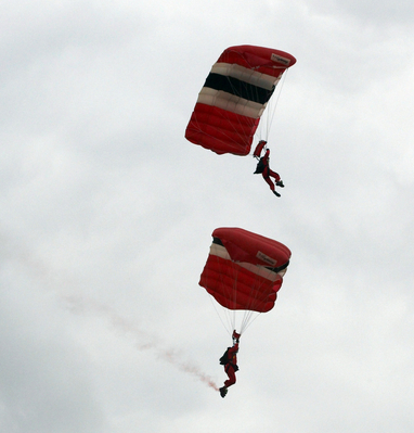 .............. and, time for landing
Palabras clave: Agricultural Agriculture Animal Animals Award Awards Judge Judging Malvern Parachute parachuting Red Devils Show Three Counties Three Counties Show Worcestershire