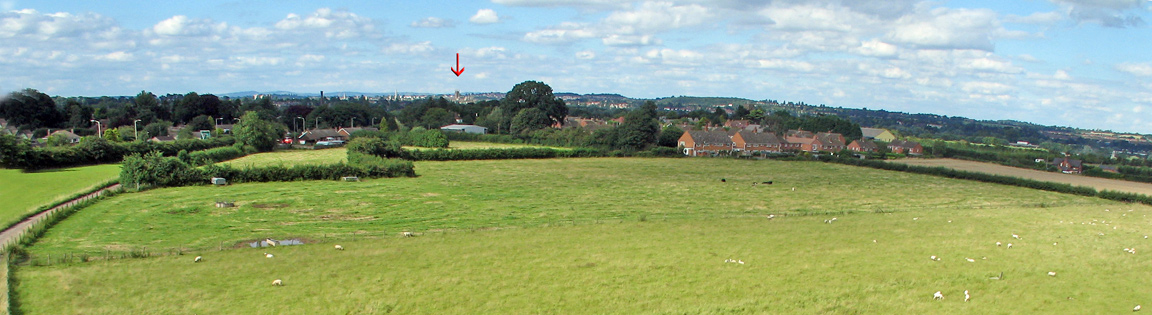 Birchfields 2
The slightly darker stretch of land, extending from the bridle way on the left to the hedge on the right.  The small red arrow points to the Worcester Cathedral in the distance.  The lighter area in the foreground (with a few sheep) is Birchfields 1 1/2, owned by others. 
Klíčová slova: Birchfields Worcester cathedral grass hedge