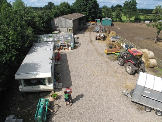 Lucies Farm Stable Yard
Temporary trailer/caravan on the left, with Norbert and Petra having a discussion.  Dutch barn in the background, and green chicken coop.
Palabras clave: Lucies Farm stable yard trailer caravan Dutch barn chicken coop