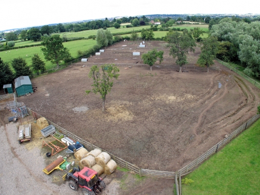 Maggot's Croft
The field behind Whitecroft, with the stable yard (and tractor) in the foreground.
Palabras clave: Maggot's Croft tractor stable yard