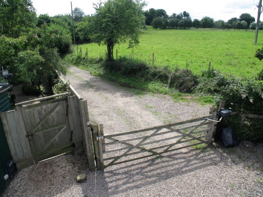 Stable Yard Gate
Looking down the track from the stable yard, with the electrified gate in the foreground.
Anahtar kelimeler: Whitecroft stable yard gate track