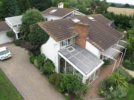 Whitecroft
The main portion of the house, photographed with an aerial mast from the front gate.  The conservatory is in the foreground.
Słowa kluczowe: Whitecroft conservatory front gate