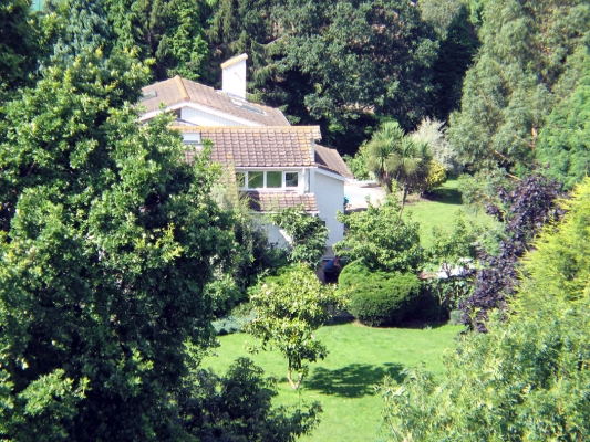 Whitecroft
Viewed using the aerial mast from across the street.  The main portion of the house is nestled in the trees, with the patio on the right of the photograph (not really visible).
Palabras clave: Whitecroft patio trees