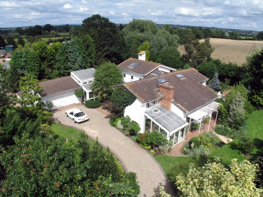 Whitecroft
Photographed from outside our front gates, from our track.
Schlüsselwörter: Whitecroft aerial mast track conservatory house garden