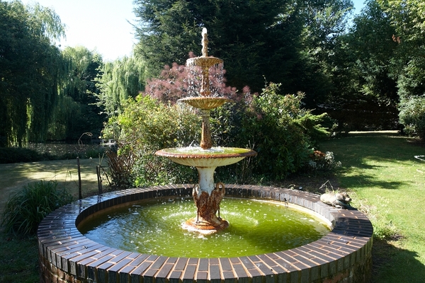 Glorious summer morning
Palabras clave: fountain Garden Whitecroft