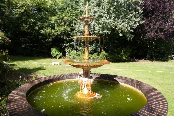 Picnic, anyone
Palabras clave: fountain Garden Whitecroft