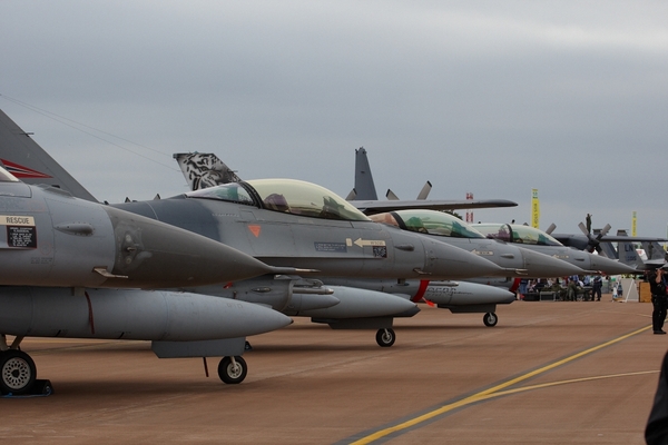 Under starter's orders
Schlüsselwörter: Aeroplanes Air tattoo flight Military Planes
