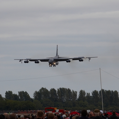 ........ and comes in to land
Ключові слова: Aeroplanes Air tattoo flight Military Planes B52 bomber landing