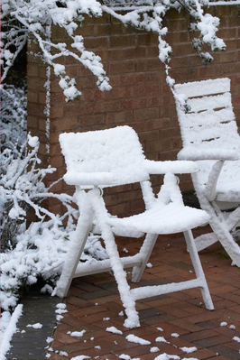 I s'pose al fresco dining is out of the question today
Słowa kluczowe: April Chair Chairs Farm Lucies Snow Spring Weather Whitecroft