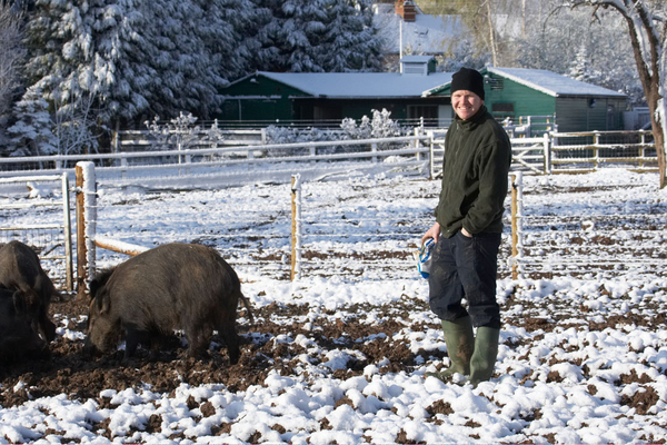 Hey, snow!!
Palabras clave: April Boar Eat Eating Farm Jed Lucies Pig Pigs Smile Smiling Snow Spring Stable Weather Whitecroft Wild