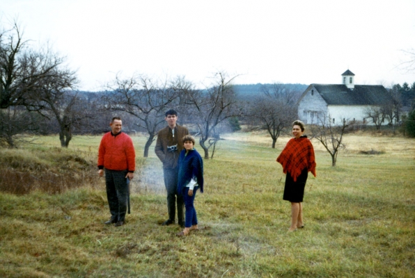 An Afternoon in the Countryside - New Hampshire, 1966
On Thanksgiving of my freshman year at Rensselaer, my parents came to visit me on the East Coast.  We all went to see my father's brother (and my uncle) Dinny Walsh.  Here we are --- not exactly looking comfortable in the countryside.  Dinny, me, Shauna, and my mother with a New England barn in the background.
Klíčová slova: Craig Walsh Dinny Walsh Dudley Walsh Shauna Walsh Shirley Walsh