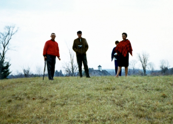 The Gang on the Hill - New Hampshire, 1966
Dinny Walsh, me, Shauna, and our mother Shirley all trying to look comfortable being outside --- in the cold!
Schlüsselwörter: Craig Walsh Dinny Walsh Shauna Walsh Shirley Walsh