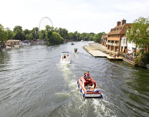 River Thames at Eton and Windsor
Looking westward from the bridge that connects the High Street in Eton with Windsor, towards the Windsor Eye.
Klíčová slova: River Thames Eton Windsor Eye bridge