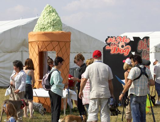 The ice cream cone and the doggie food
Victoria did a piece on the houndog hamburger, paw lickin' pizza, dog food, cake and cookies
Klíčová slova: Victoria Wag and Bone Show