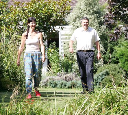 Marjorie and Richard Chamings
Richard was coming to try to sedate our new wild boar, and operate on his prolapse.  What a way to spend a sunny summer afternoon.
Klíčová slova: Richard Chamings summer afternoon Whitecroft Marjorie garden