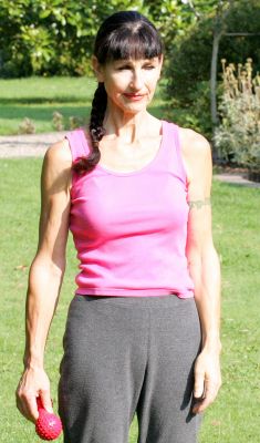 Marjorie Playing Catch
Ball playing in the front garden at Whitecroft.
Anahtar kelimeler: Marjorie ball playing catch Whitecroft garden