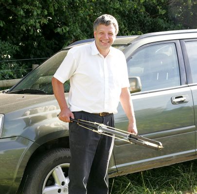 Richard Chamings With the Spring Hypodermic Needle
Getting close to the wild boar proved to be quite a challenge.  Richard was finally able to to administer the tranquiliser using a spring-loaded syringe.
Anahtar kelimeler: wild boar Richard Chamings spring loaded needle syringe