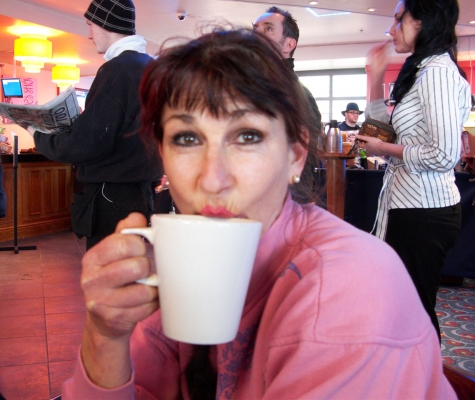 Oh, good, this will keep me awake
Marjorie enjoying at latte at the NEC -- during the "Focus on Imaging" show.
Palabras clave: Coffee Marjorie NEC