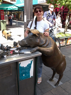 Yeah, yeah, the pig is the one in the front
Keywords: Adelaide Australia Bronze Marjorie Pig Rundle Mall Smile Smiling South