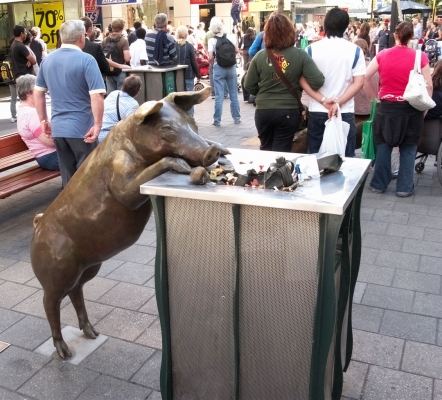 This piggie never goes hungry
Keywords: Adelaide Australia Bronze Pig Rundle Mall South Statue