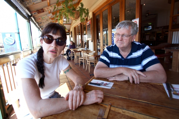 Where ARE our drinks??
Palabras clave: Adelaide Australia Cafe Glenelg John Marjorie Restaurant South