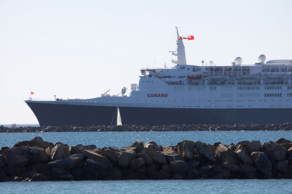 And off she goes
The QE2 getting ready to leave Adelaide on the final leg of its final voyage before retirement
Schlüsselwörter: Adelaide Australia Cruise Final Liner Ocean QE2 Queen Elizabeth Ship South Voyage