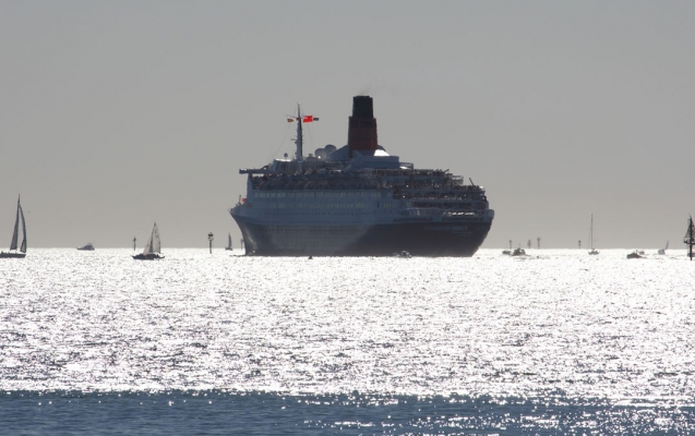 Dwarfing the flotilla bidding farewell
The QE2 sailing off into the sunset from Adelaide on the final leg of its final voyage before retirement
Schlüsselwörter: Adelaide Australia Cruise Final Liner Ocean QE2 Queen Elizabeth Ship South Voyage