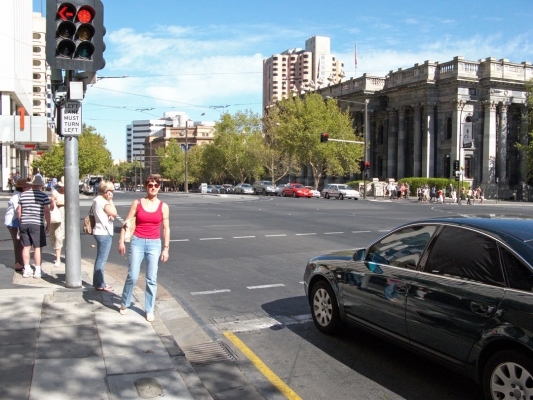 Gotta stop here, the light's red
Schlüsselwörter: Adelaide Australia Car Cars Marjorie North Terrace Pedestrians South Traffic Traffic Lights