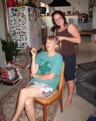 Aha, she can't see what I'm doing back here
Ključne besede: Adelaide Australia Cathy Hairdressing Home Melanie Smile Smiles South