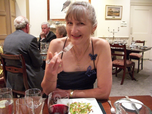 Yep, it's yummy
Schlüsselwörter: Adelaide Australia Cathy Club Dinner Eat Eating Men's Smile Smiling South