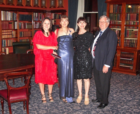 Fed and watered, we're happy
Palabras clave: Adelaide Australia Cathy Club Group John Library Marjorie Melanie Men's Photo Smile Smiles Smiling South