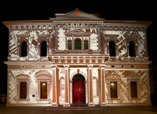 A vision of silver and gold
Schlüsselwörter: Adelaide Australia Buildings Festival Illuminations North Terrace South