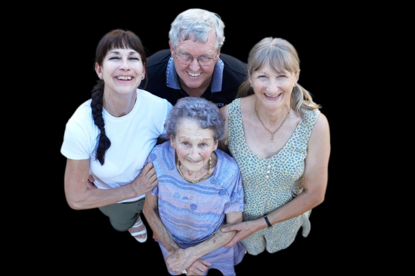 Jus' keep holding her up
Schlüsselwörter: Adelaide Australia Cathy Daughter Daughters John Marjorie Mother Smile Smiles Smiling Son-in-law South