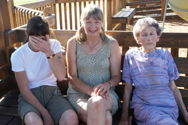 Who did it .........
Schlüsselwörter: Adelaide Australia Bench Cathy Daughter Daughters Laugh Laughing Marjorie Mother Sat Seat Seated Smile Smiles Smiling South