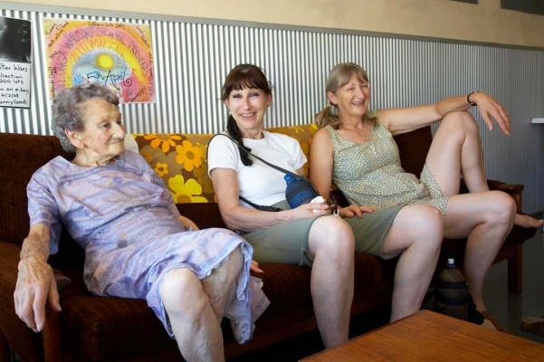 ........ but who cares, we're having a good time
Słowa kluczowe: Adelaide Australia Cafe Cathy Daughter Daughters Laugh Laughing Marjorie Mother Smile Smiles Smiling South