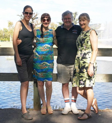 Are we having a good time yet?
Palabras clave: Adelaide Australia Cathy Chase John Lake Marjorie Smile Smiles Smiling South