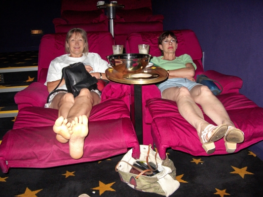 Now this is the way to see a movie
Schlüsselwörter: Adelaide Australia Cathy Coffee Marjorie Movie Popcorn South Theatre