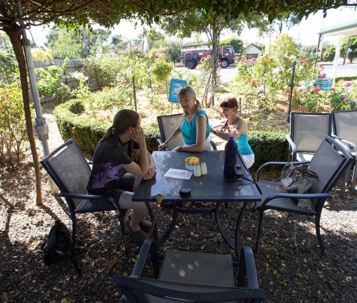 ......... stop for coffee (and adjustments)
Schlüsselwörter: Australia Cafe Cathy Chase Garden Kilmore Marjorie Melbourne Nursery Rose Roses Tearoom Victoria