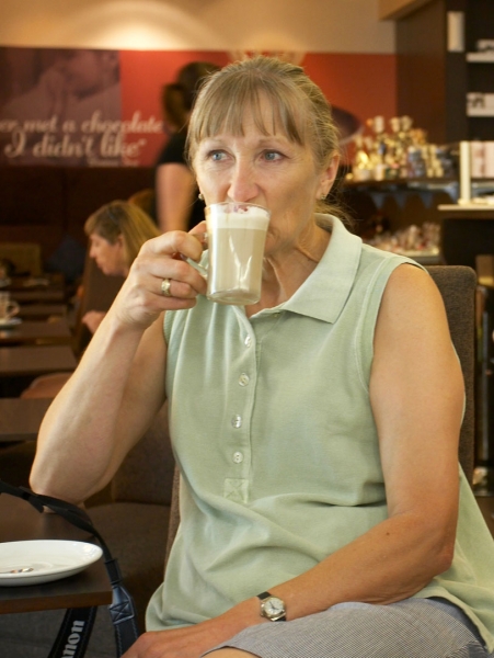 I can come here any time I like
Palabras clave: Adelaide Airport Australia Cathy Coffee Drink Drinking South