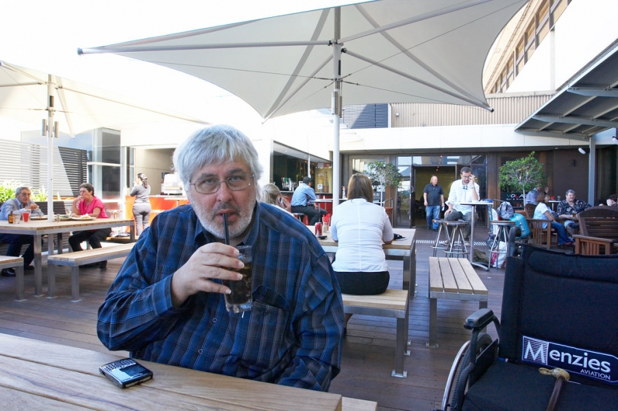 Oh yeah, you need refreshment having been pushed around!!
Ključne besede: Airport Australia Craig Drink Drinking Singapore Soda Travel Trip