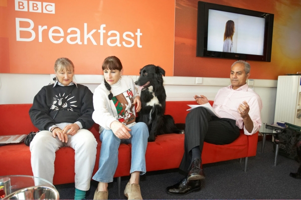 Gosh, don't we look like we're all having fun
Wow, don't we all look excited!!  Cathy, Barney, George Alagiah and me looking as if the whole thing has gone belly up.  But we went on to have a fun few minutes live on the BBC World Service in a Cooking for Dogs segment
Schlüsselwörter: Barney BBC TV studios BBC World Service Border Collie Cathy Collies Cooking For Dogs Dog Dogs George Alagiah Marjorie News Presenter Recipes